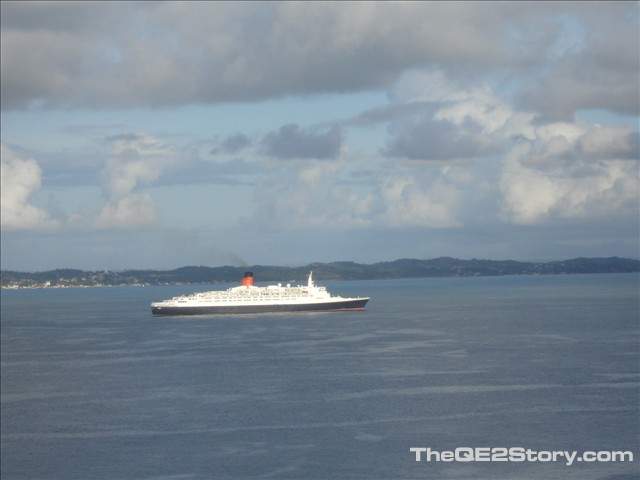 QE2 visiting Salvador, Brazil in 2007 - waiting for pilot
