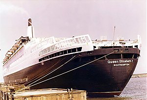qe2_from_the_stern.jpg